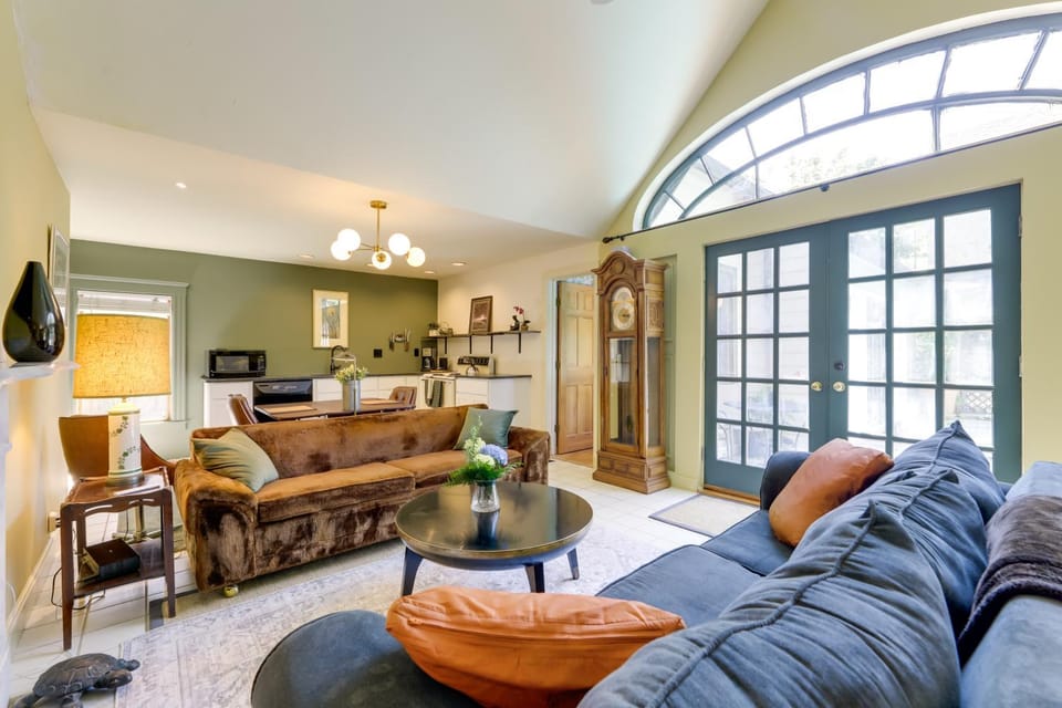 Shared Hot Tub: Historic Cottage, Walk to Elm Park House in Worcester