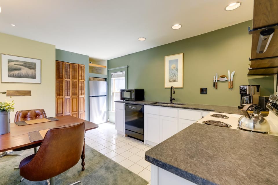 Shared Hot Tub: Historic Cottage, Walk to Elm Park House in Worcester