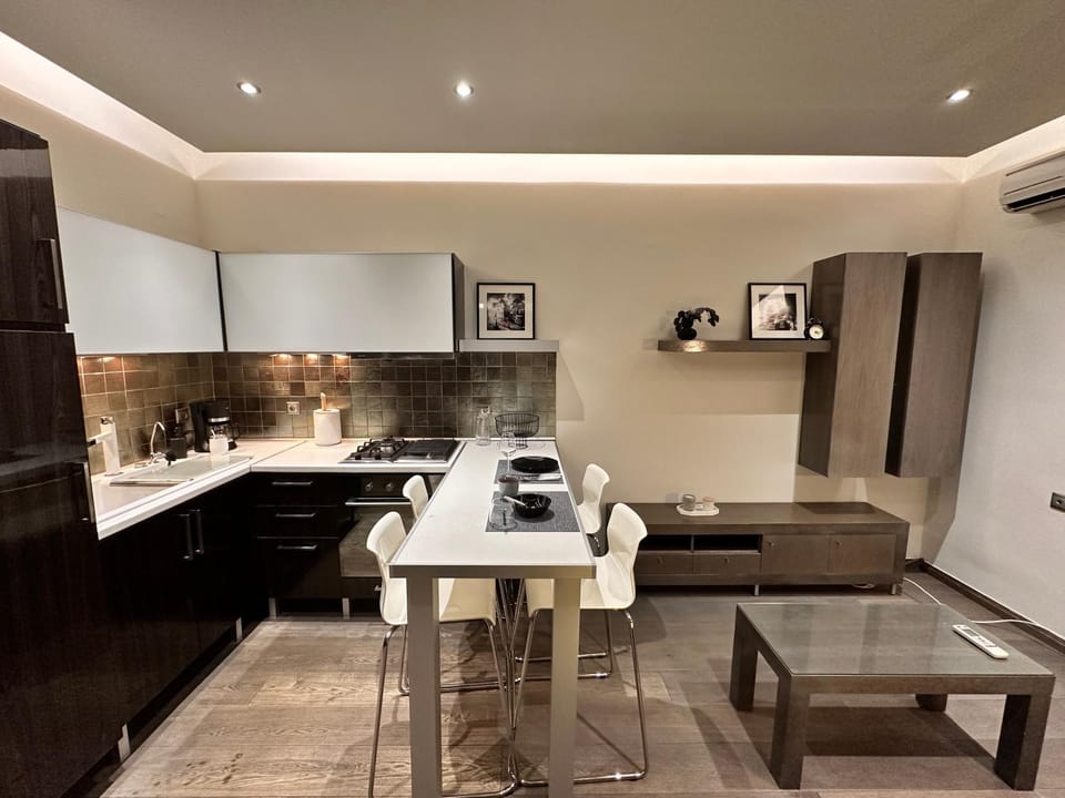 Kitchen or kitchenette, Living room, Seating area, Dining area