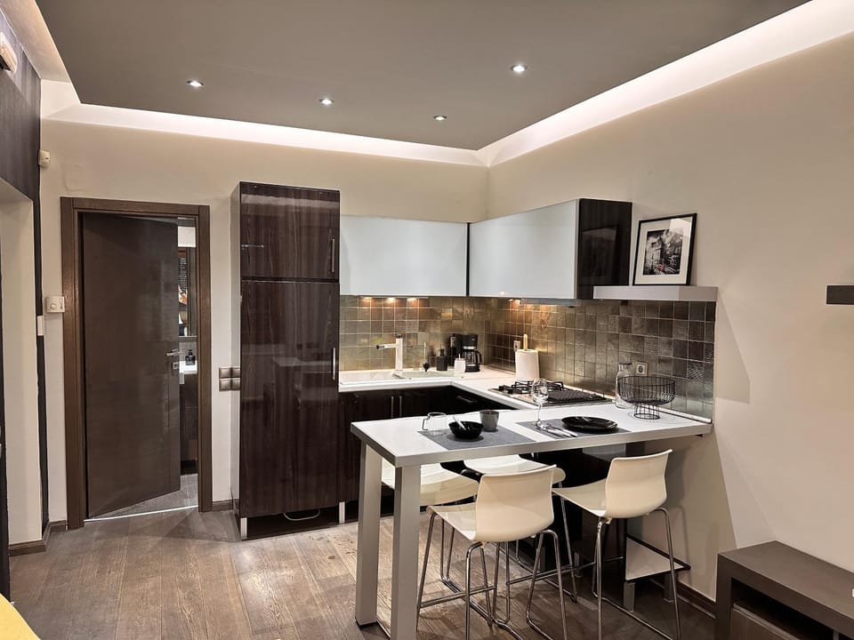 Kitchen or kitchenette, Dining area, oven, stove