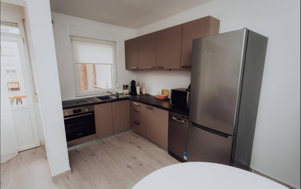Kitchen or kitchenette, dishwasher, oven