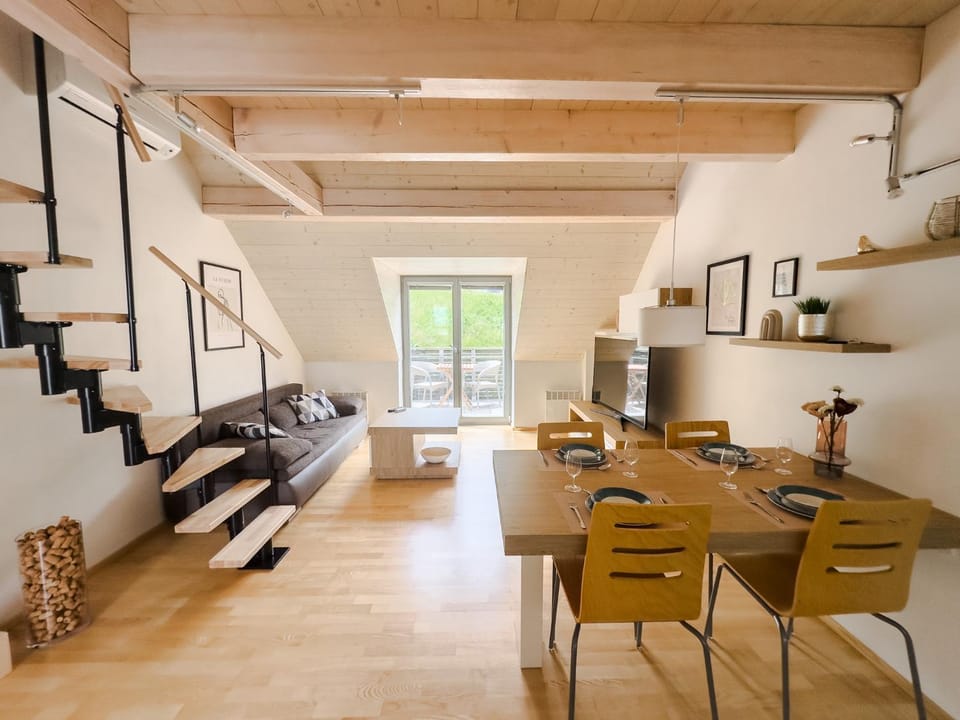 TV and multimedia, Balcony/Terrace, Living room, Photo of the whole room, Seating area, Dining area, air conditioner