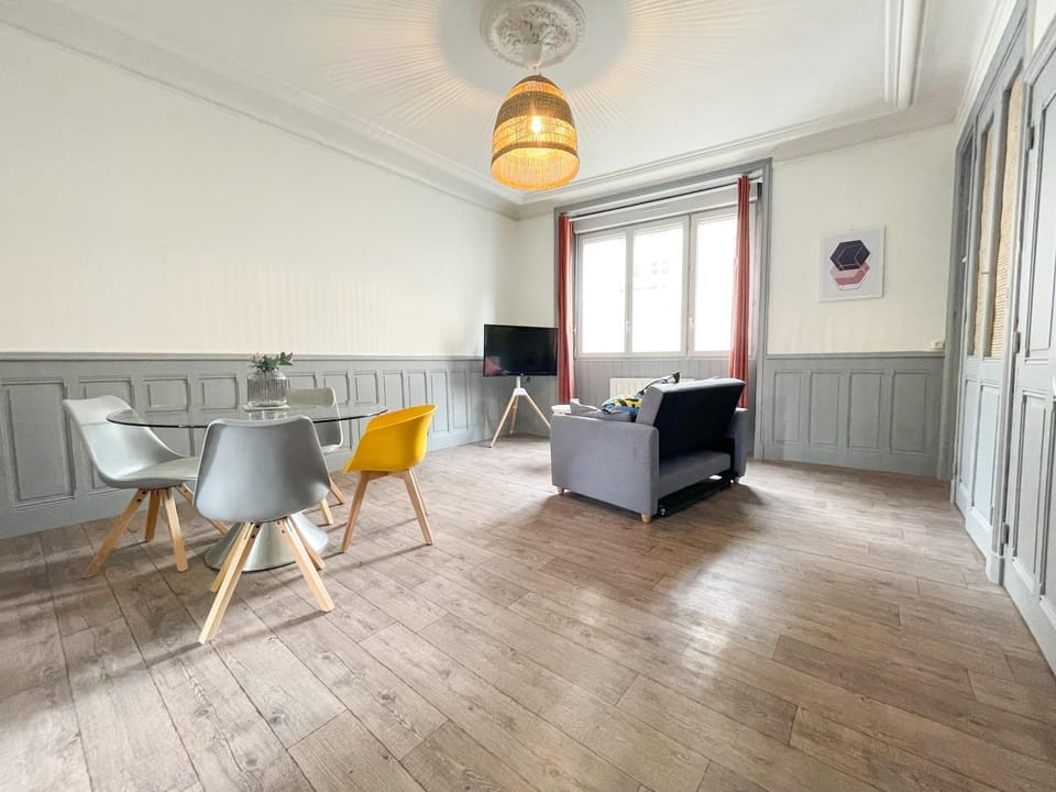TV and multimedia, Living room, Seating area, Dining area