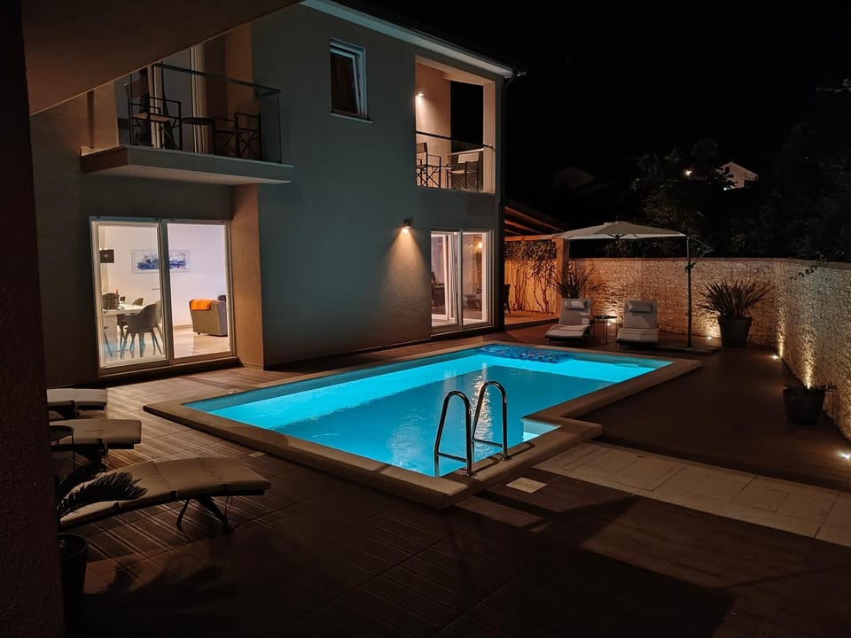 Night, Pool view