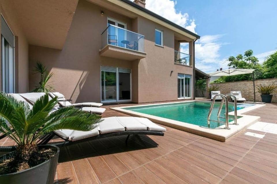 Day, Balcony/Terrace, Pool view, Swimming pool, sunbed