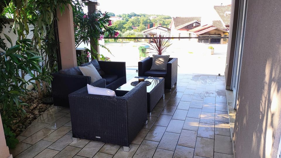 Day, Seating area