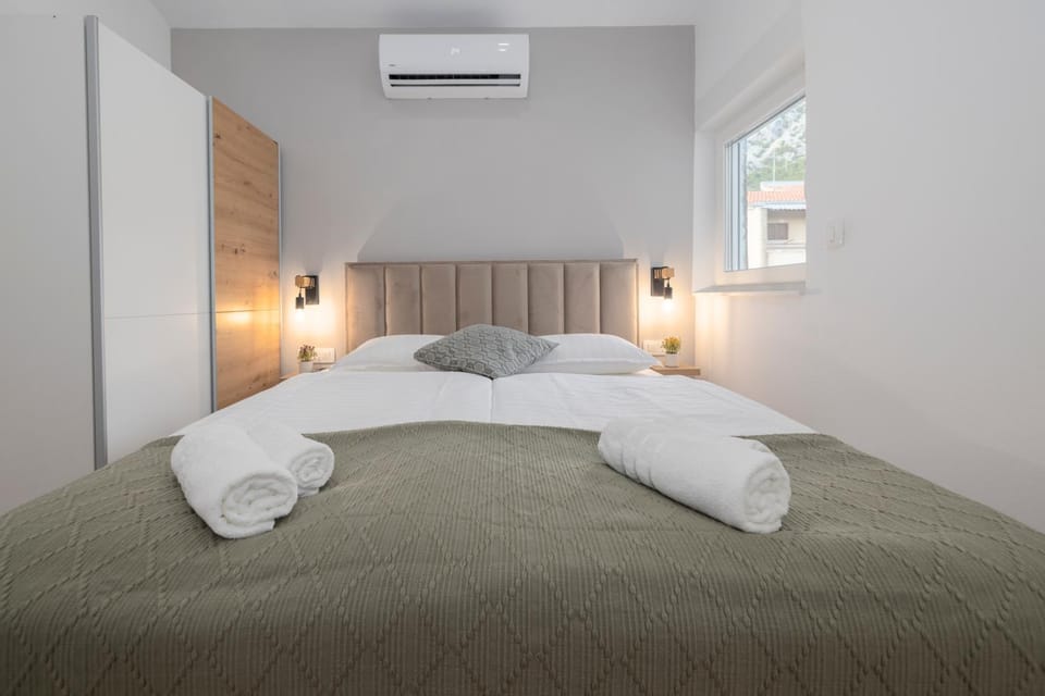 Bed, Bedroom, air conditioner