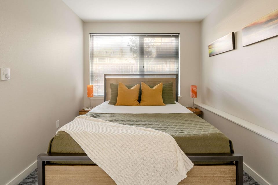 Stay Portland - Hip Area - Dining & Shops Nearby - 2BR - Sleeps 4 Apartment in Portland