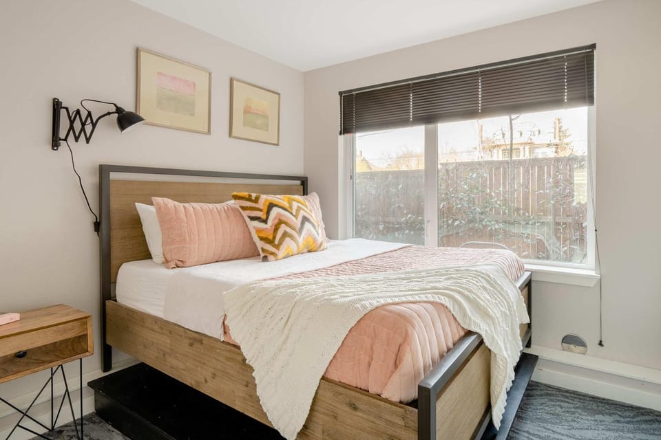 Stay Portland - Hip Area - Dining & Shops Nearby - 2BR - Sleeps 4 Apartment in Portland