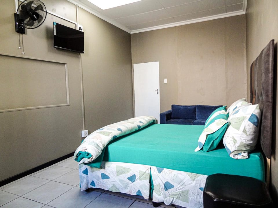 Bed, TV and multimedia, towels