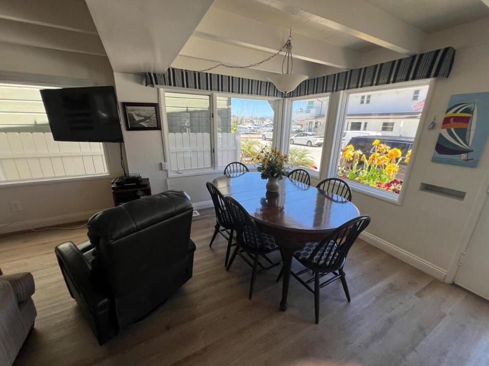 327 Alvarado Pl House in Balboa Peninsula