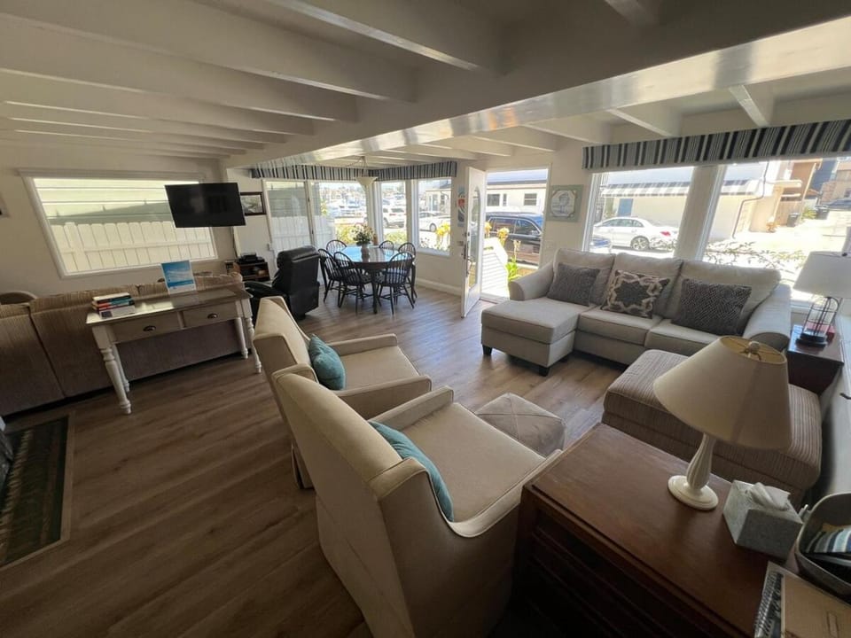327 Alvarado Pl House in Balboa Peninsula