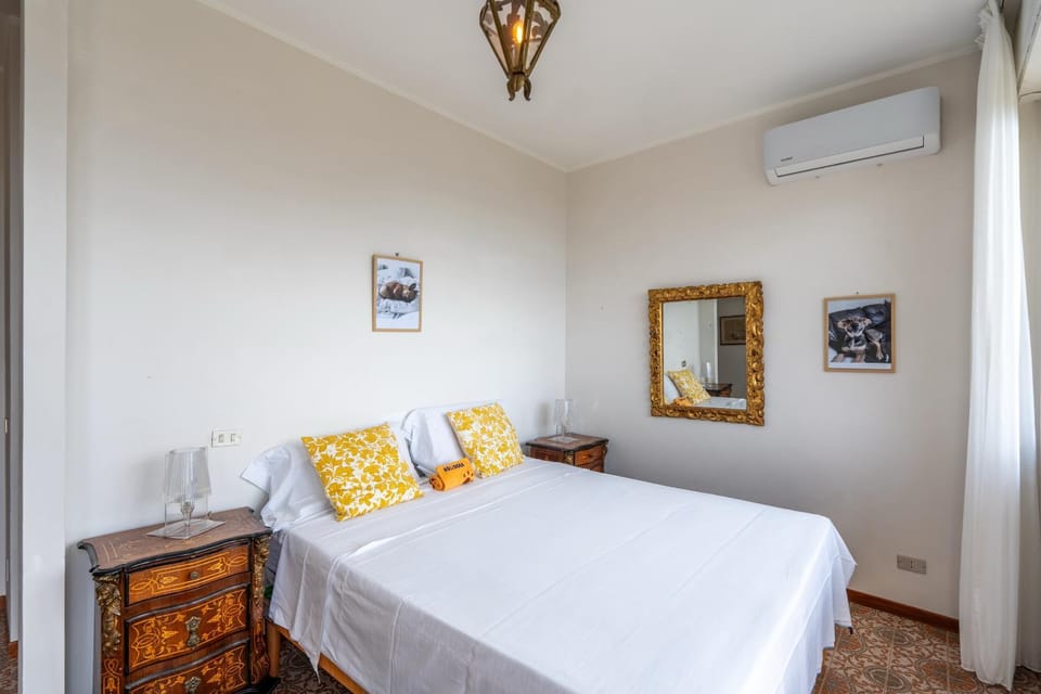 Bed, Photo of the whole room, Bedroom, air conditioner