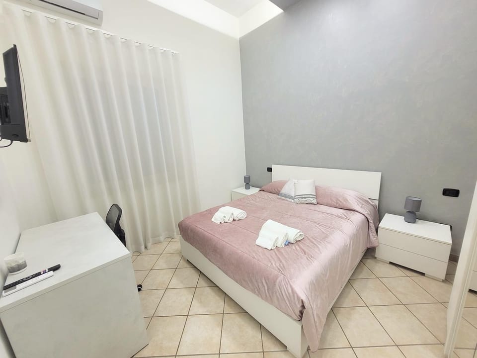 Bed, TV and multimedia, Photo of the whole room, Bedroom, towels, wardrobe, air conditioner