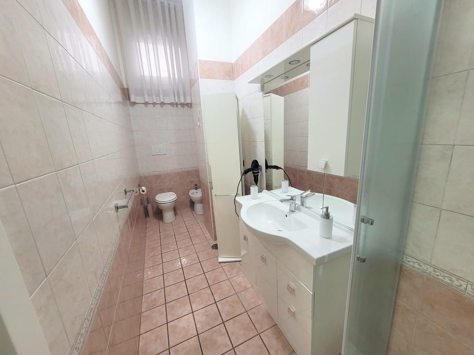 Shower, Toilet, Bathroom, towels
