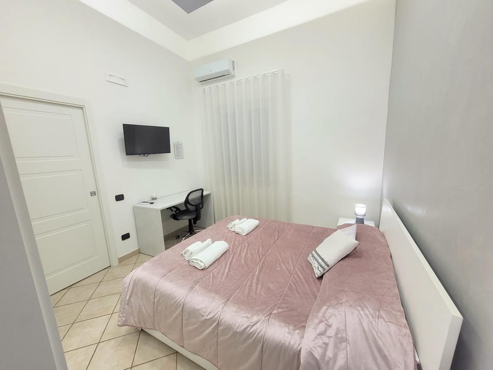 Bed, TV and multimedia, Photo of the whole room, Bedroom, towels, air conditioner