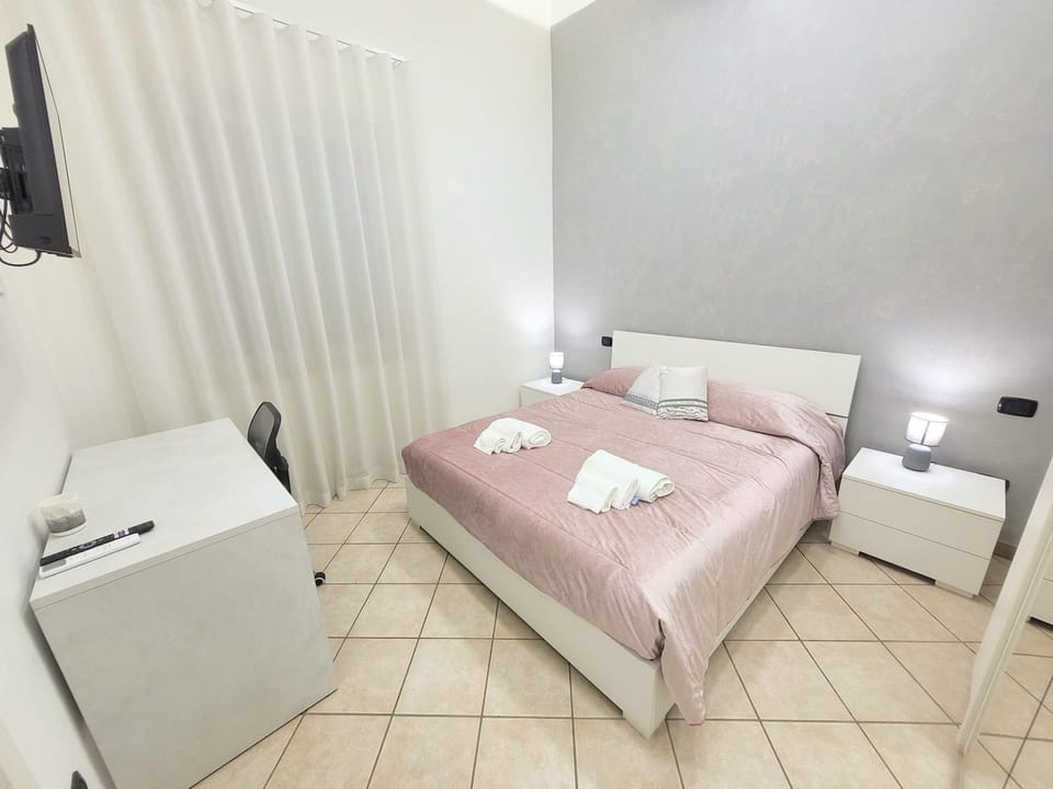 Bed, TV and multimedia, Photo of the whole room, Bedroom, towels