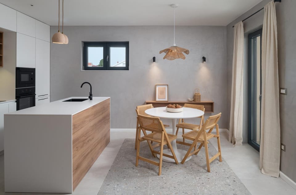 Kitchen or kitchenette, Dining area