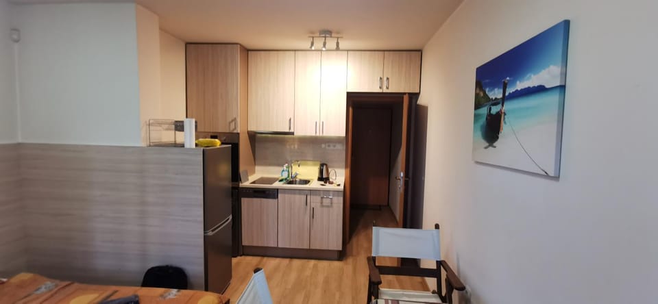 Kitchen or kitchenette, Dining area, minibar, oven