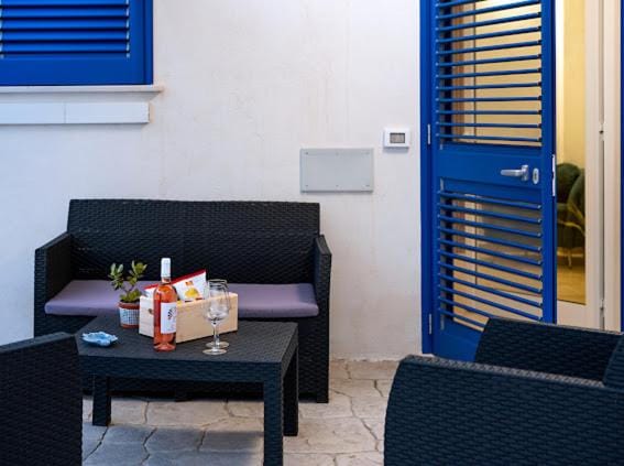 Food and drinks, Seating area, Food