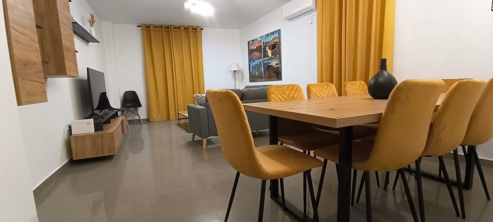 TV and multimedia, Living room, Dining area, Evening entertainment, air conditioner