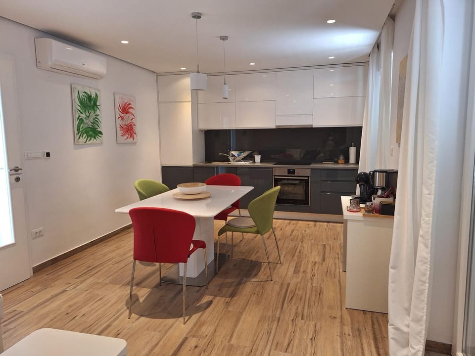 Kitchen or kitchenette, Seating area