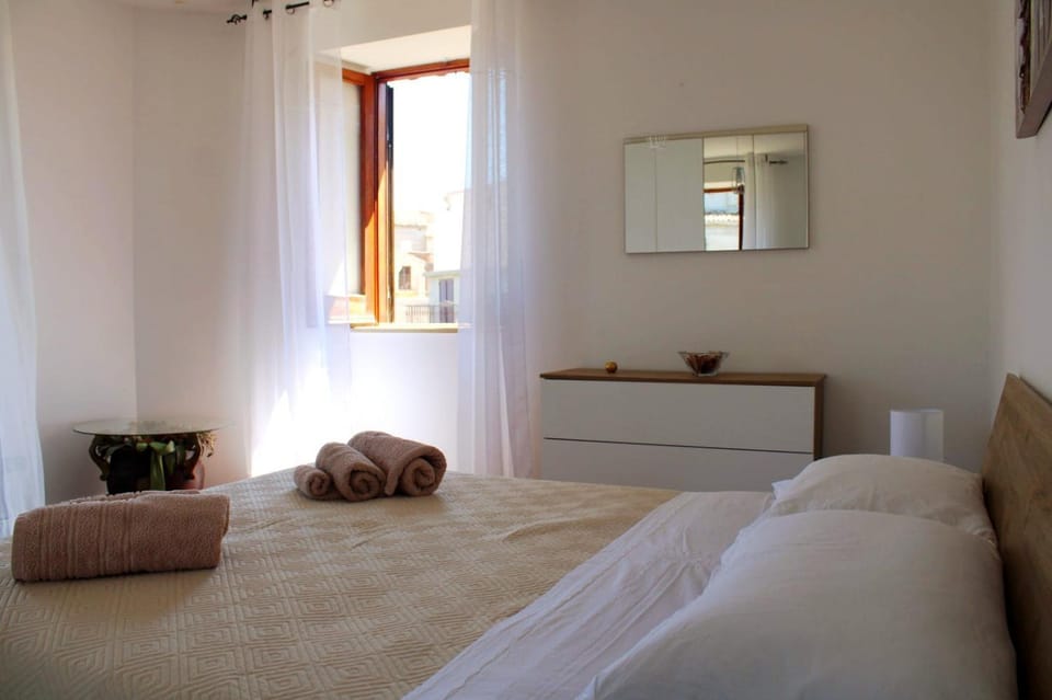 Bed, Photo of the whole room, Decorative detail, towels