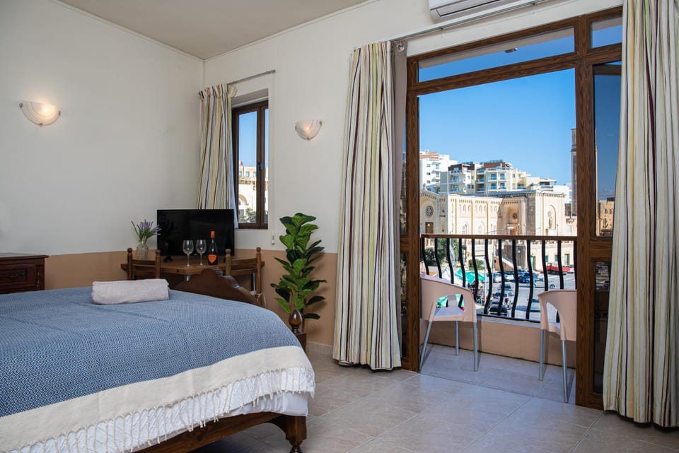 Bed, TV and multimedia, View (from property/room), Balcony/Terrace, Photo of the whole room, Bedroom