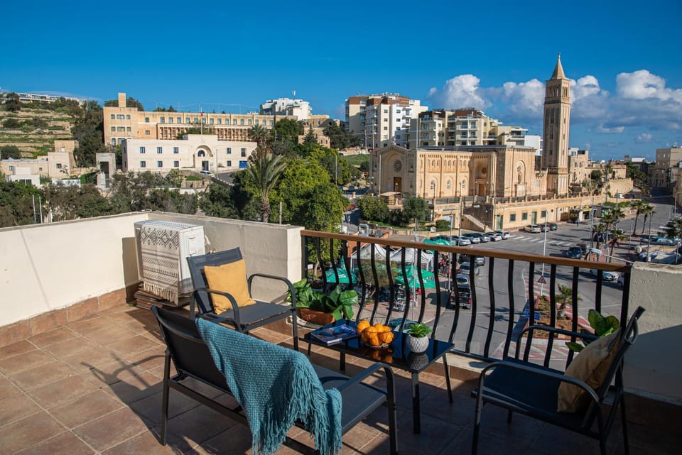 Natural landscape, View (from property/room), Balcony/Terrace, Living room, Seating area, Dining area, Sea view