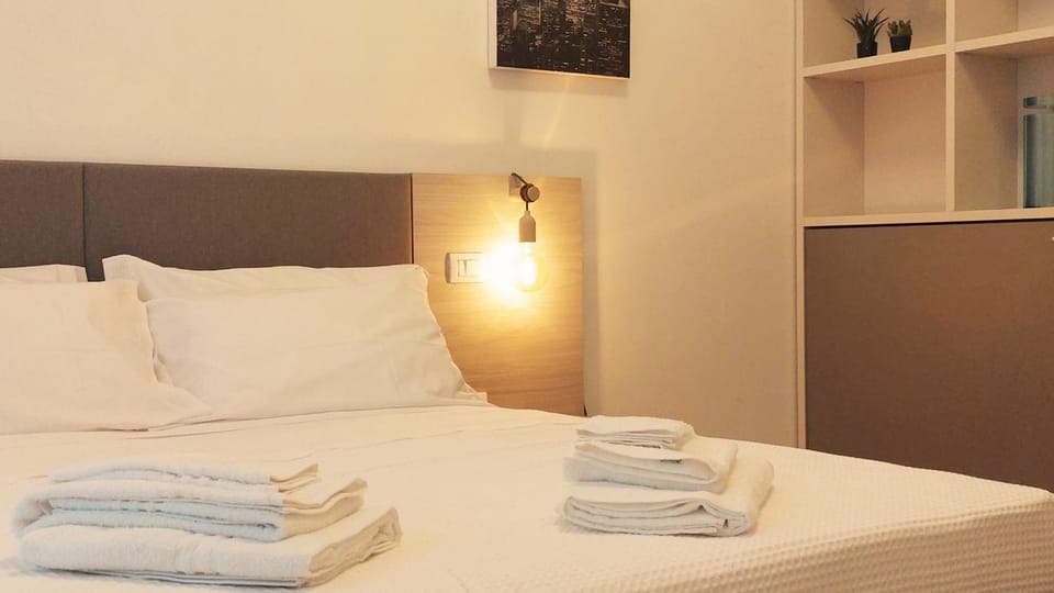 Bed, Photo of the whole room, Bedroom, internet, towels, wardrobe, air conditioner