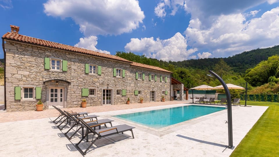 Property building, Patio, Spring, Day, Natural landscape, Mountain view, Pool view, Swimming pool, sunbed
