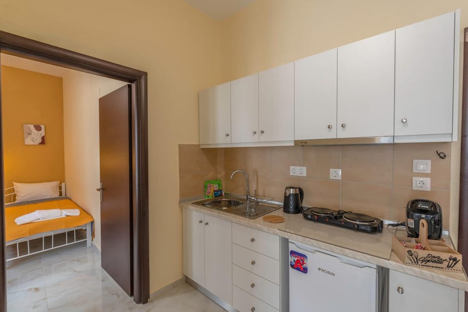 Coffee/tea facilities, Kitchen or kitchenette, stove