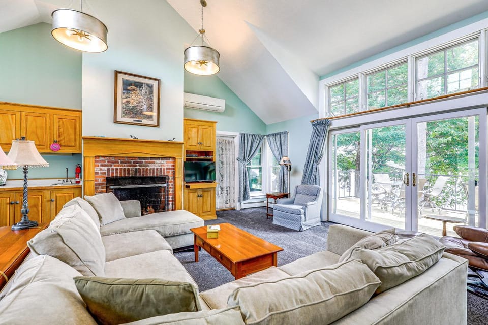 Lakefront New London Retreat w/ Dock & Hot Tub! House in New London