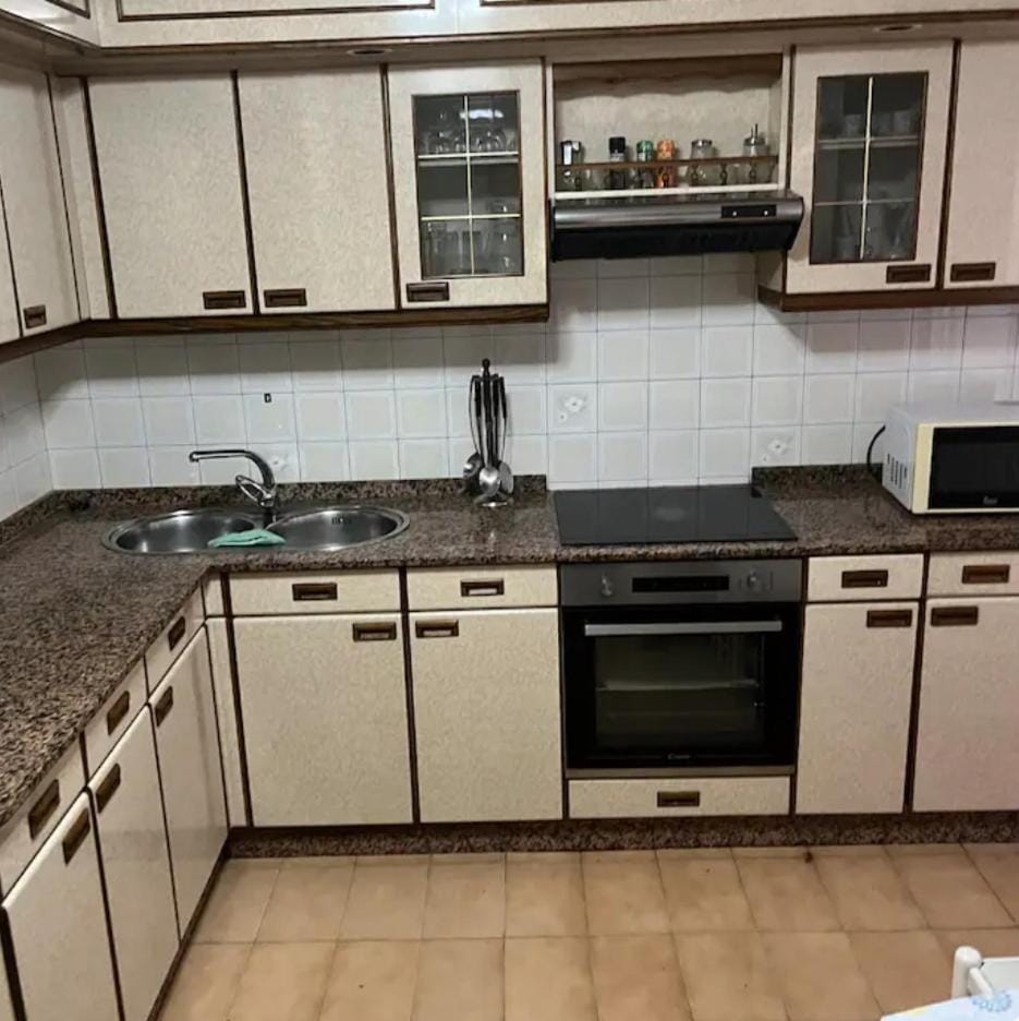 Kitchen or kitchenette, oven, pet friendly, stove