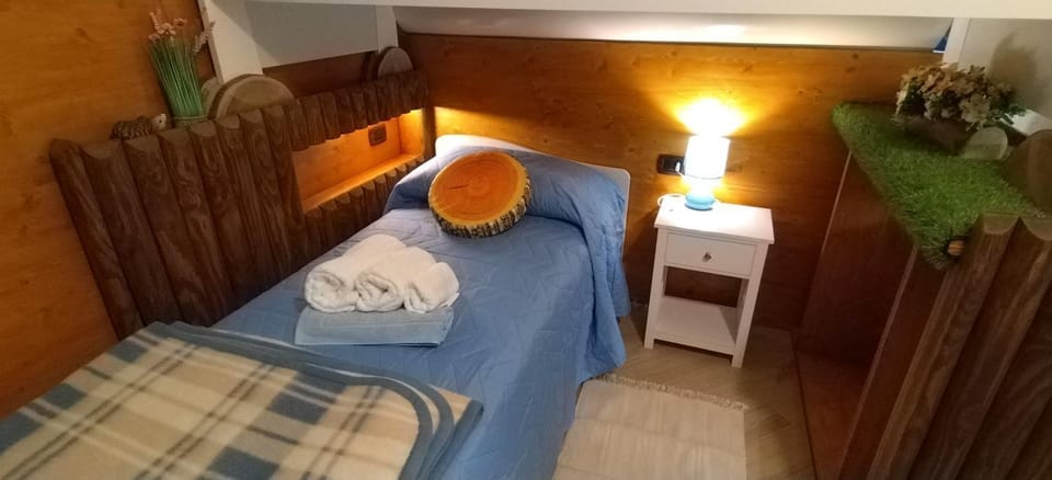 Bed, Decorative detail, Bedroom, bunk bed, towels