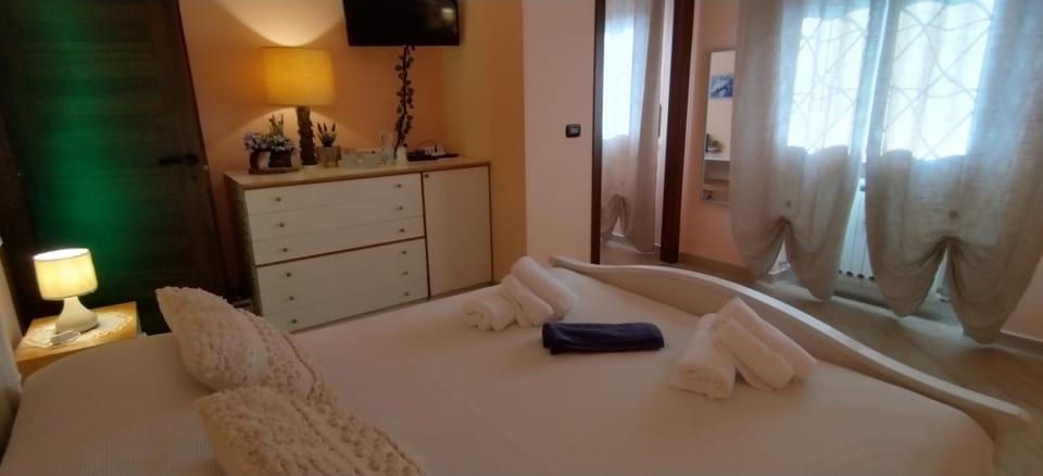 Bed, TV and multimedia, Photo of the whole room, Decorative detail, Bedroom, towels