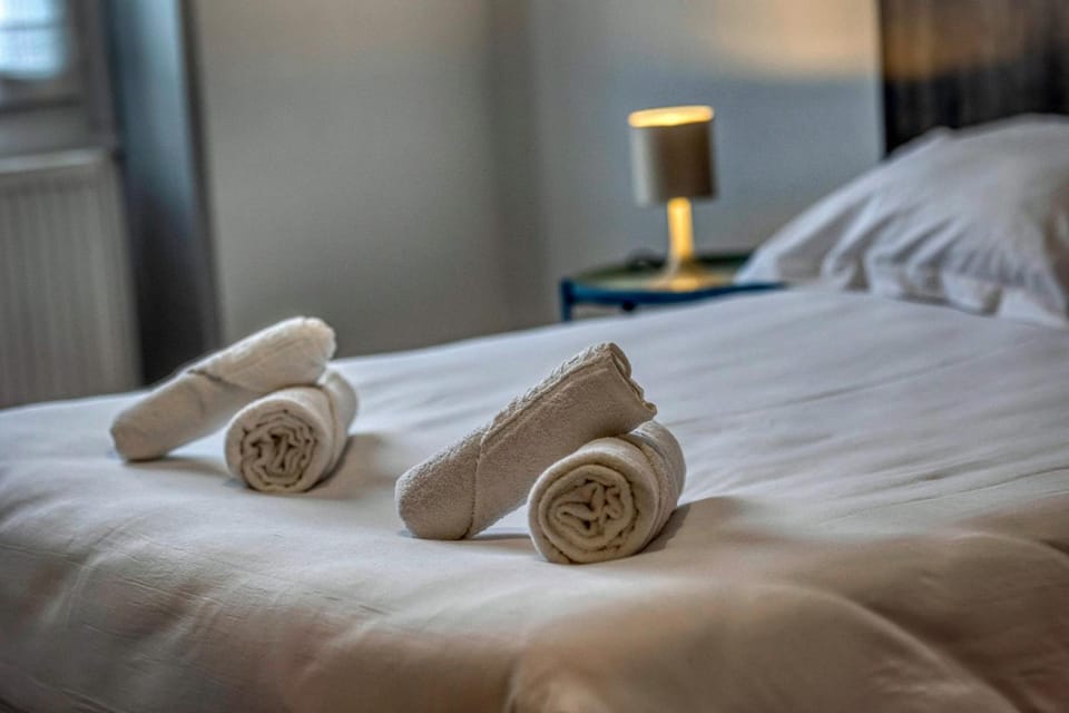 Bed, Photo of the whole room, Bedroom, towels