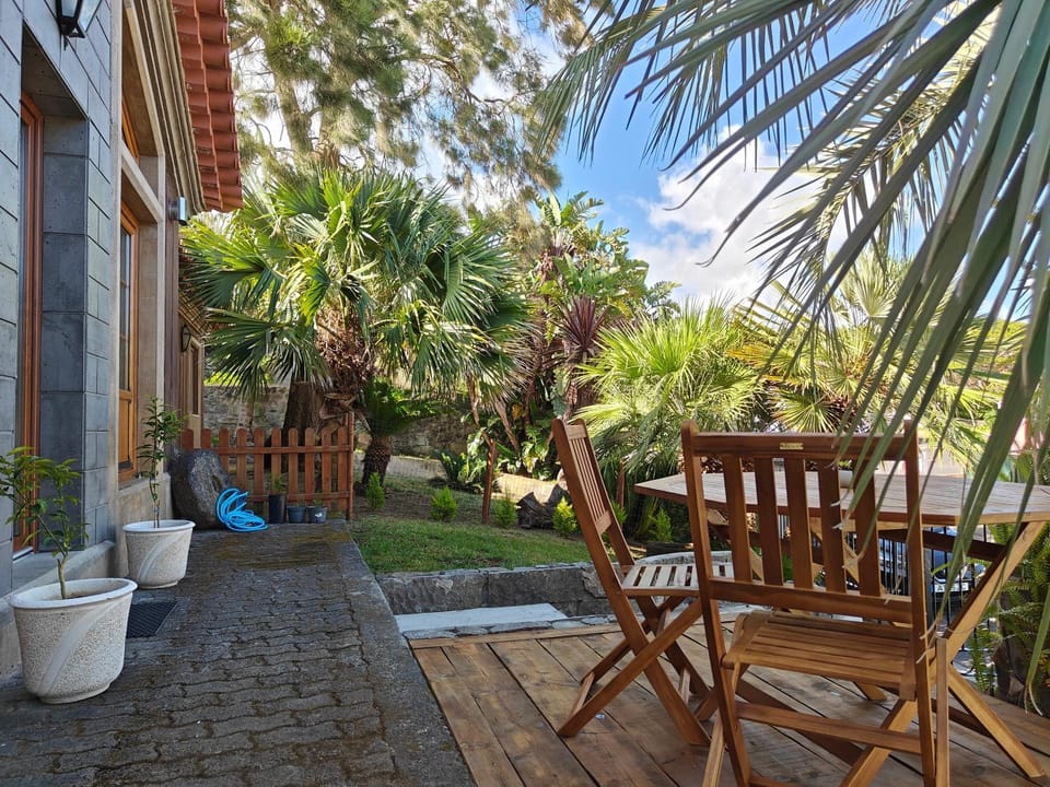 Property building, Facade/entrance, Garden, Garden view