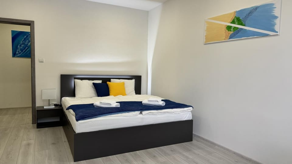 Bed, towels
