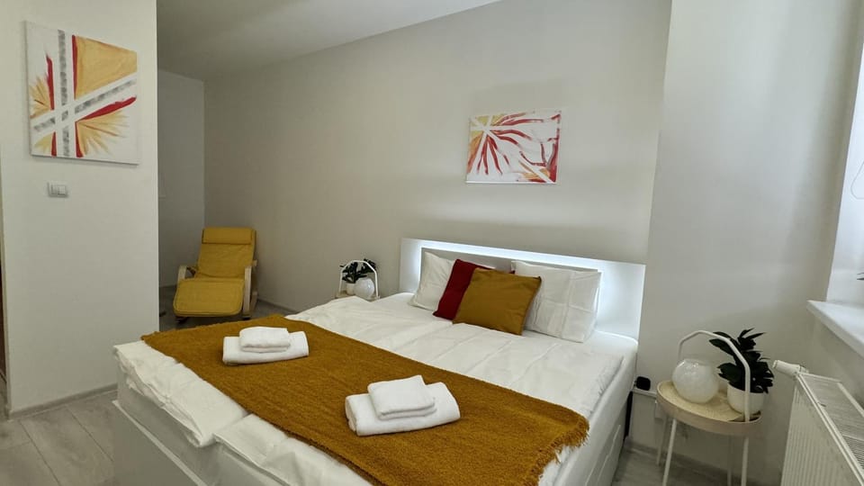 Bed, Bedroom, towels