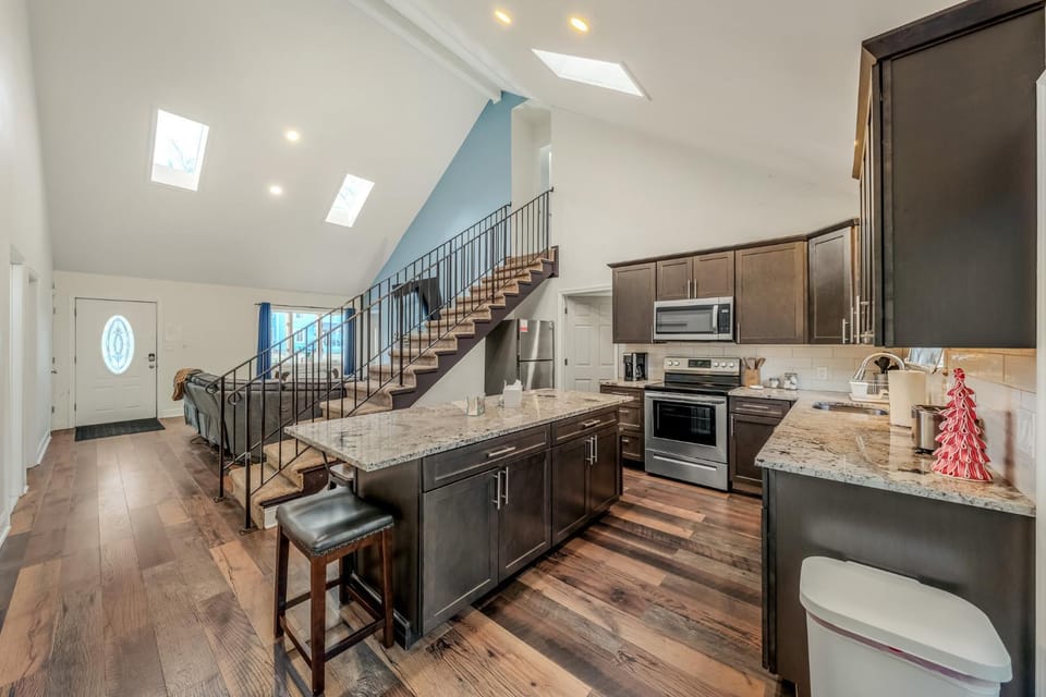 Lake & Pool Community - 4BR with Hot Tub House in Coolbaugh Township