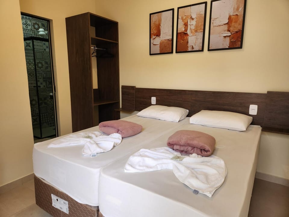 Bed, Bedroom, towels