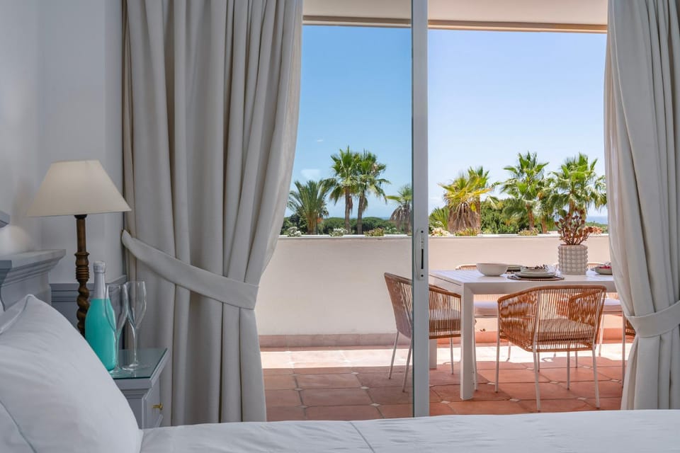 Stunning Renovated 2-bedroom in Golden Mile Apartment in Marbella