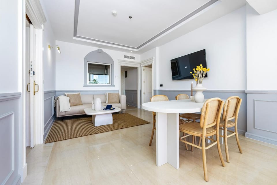Stunning Renovated 2-bedroom in Golden Mile Apartment in Marbella