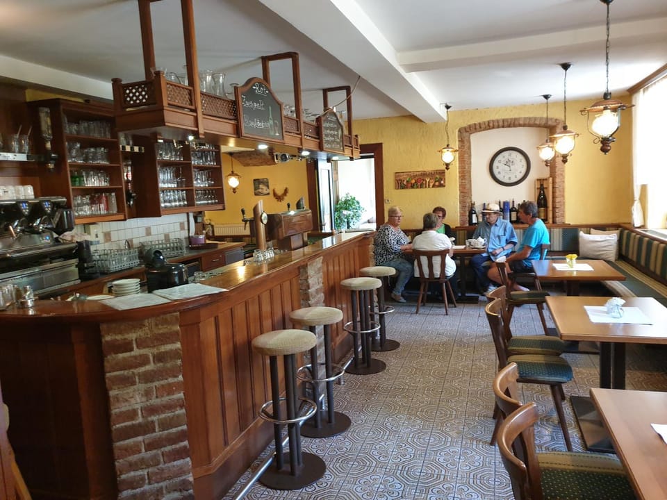 Lounge or bar, Lounge or bar