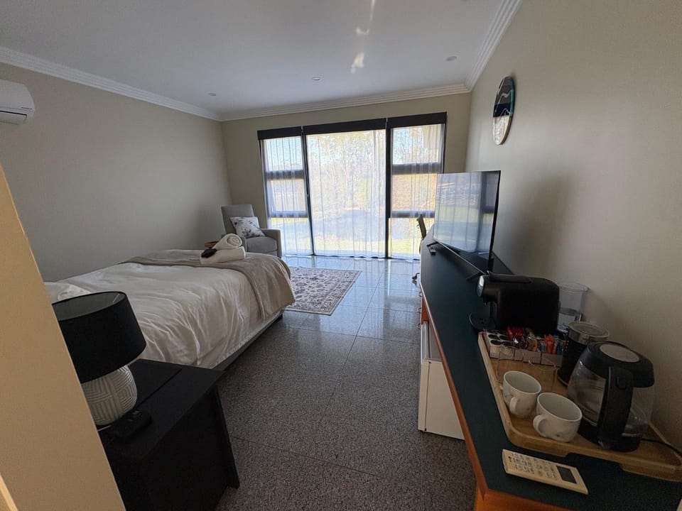 Coffee/tea facilities, Photo of the whole room, Seating area, Bedroom