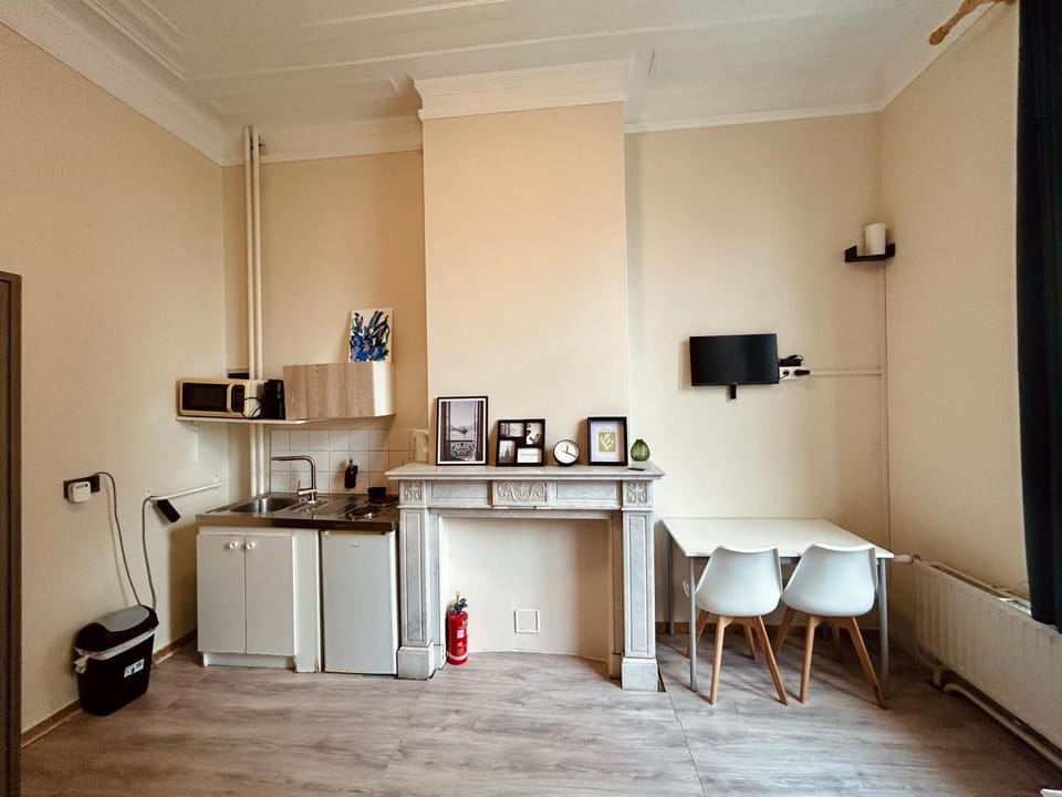 Coffee/tea facilities, Kitchen or kitchenette, Dining area, microwave