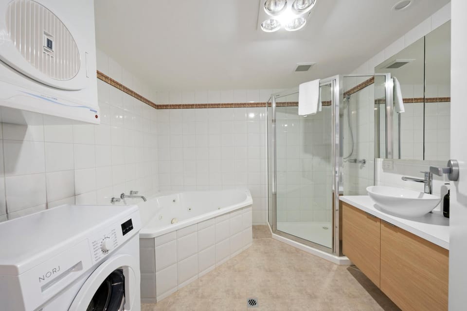 Bathroom, Bath, washing machine, dryer