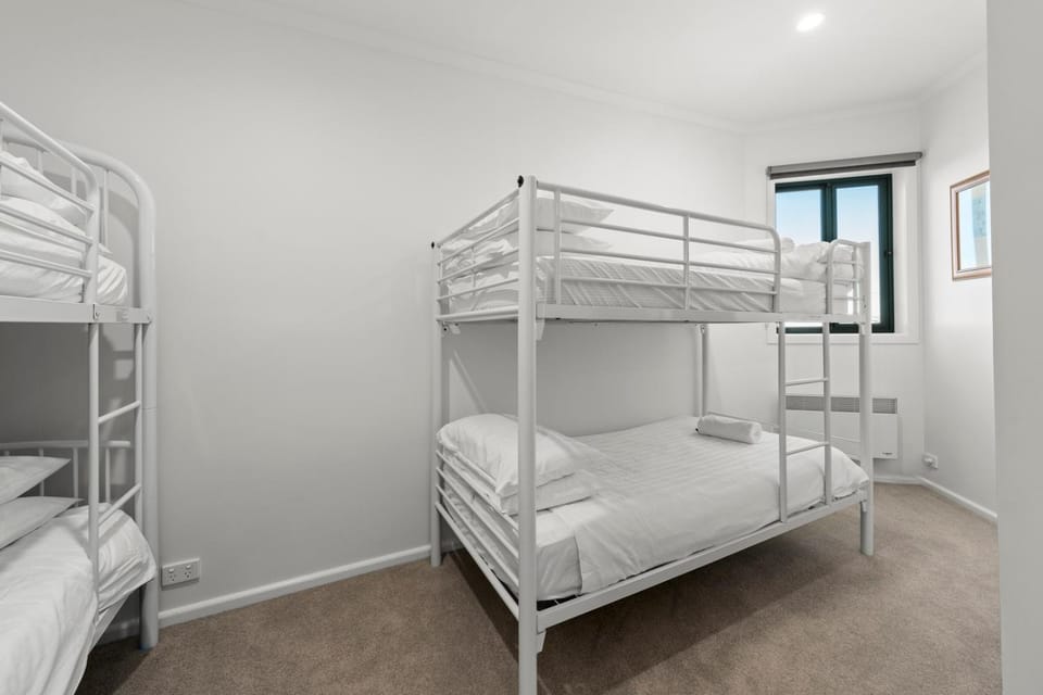 Bedroom, bunk bed