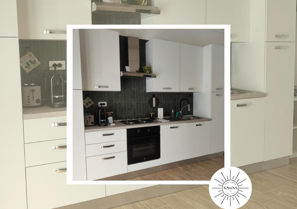 Coffee/tea facilities, Kitchen or kitchenette, stove